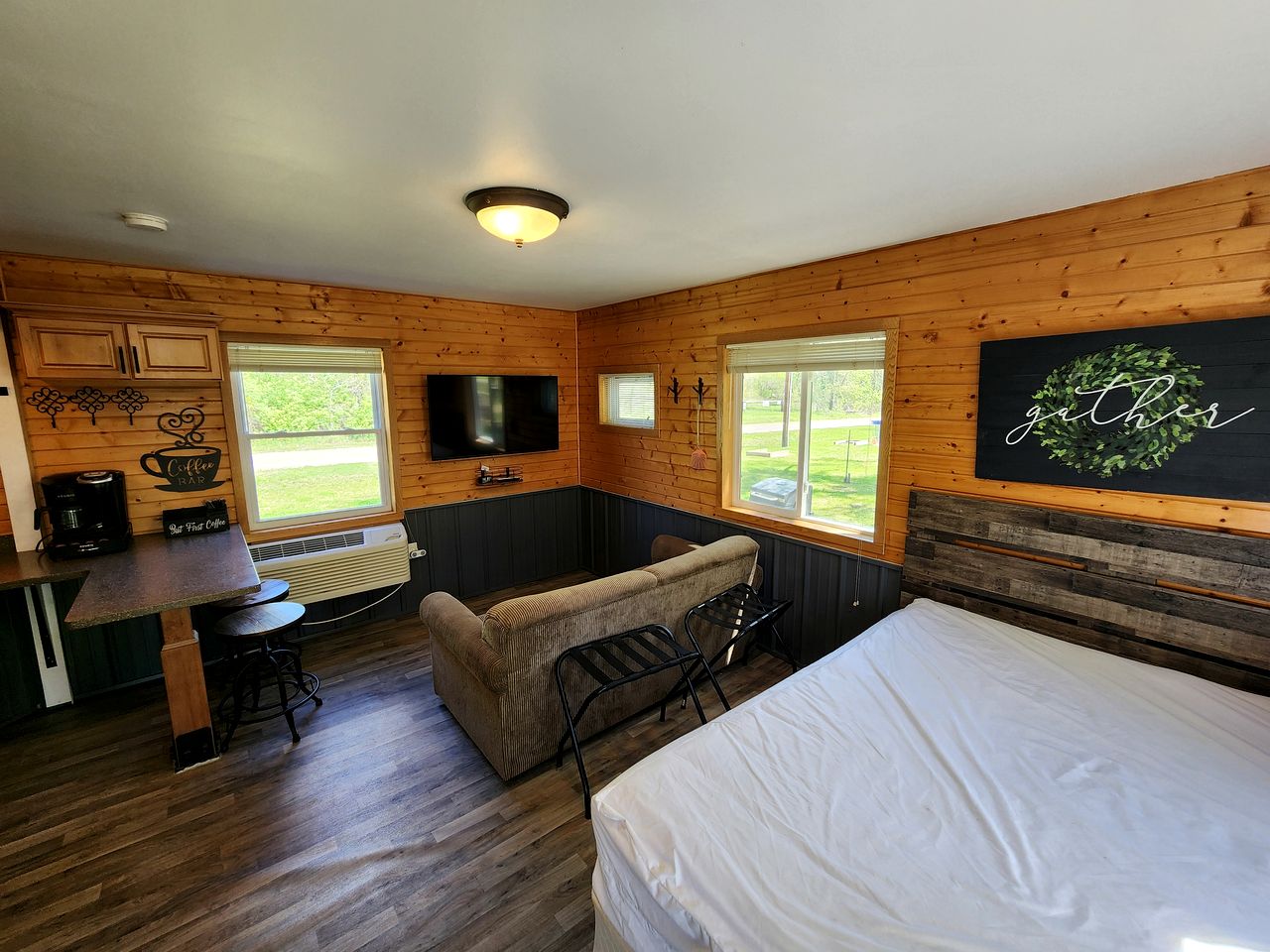 Tranquil Cottage with Picnic Table and Fire Ring in Trempealeau, Wisconsin