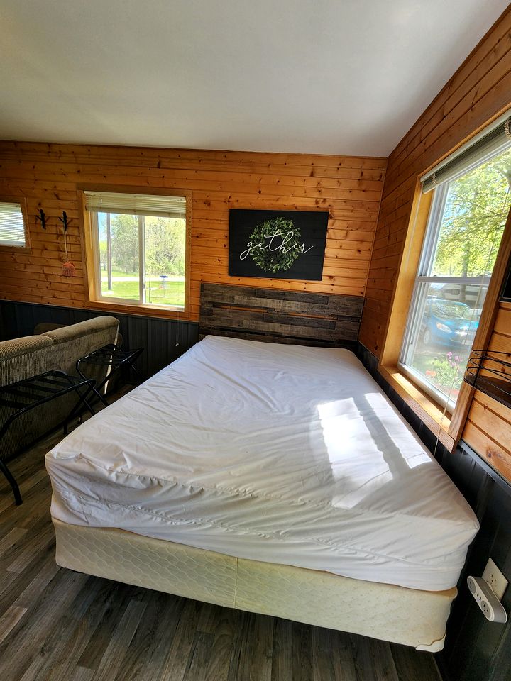 Tranquil Cottage with Picnic Table and Fire Ring in Trempealeau, Wisconsin