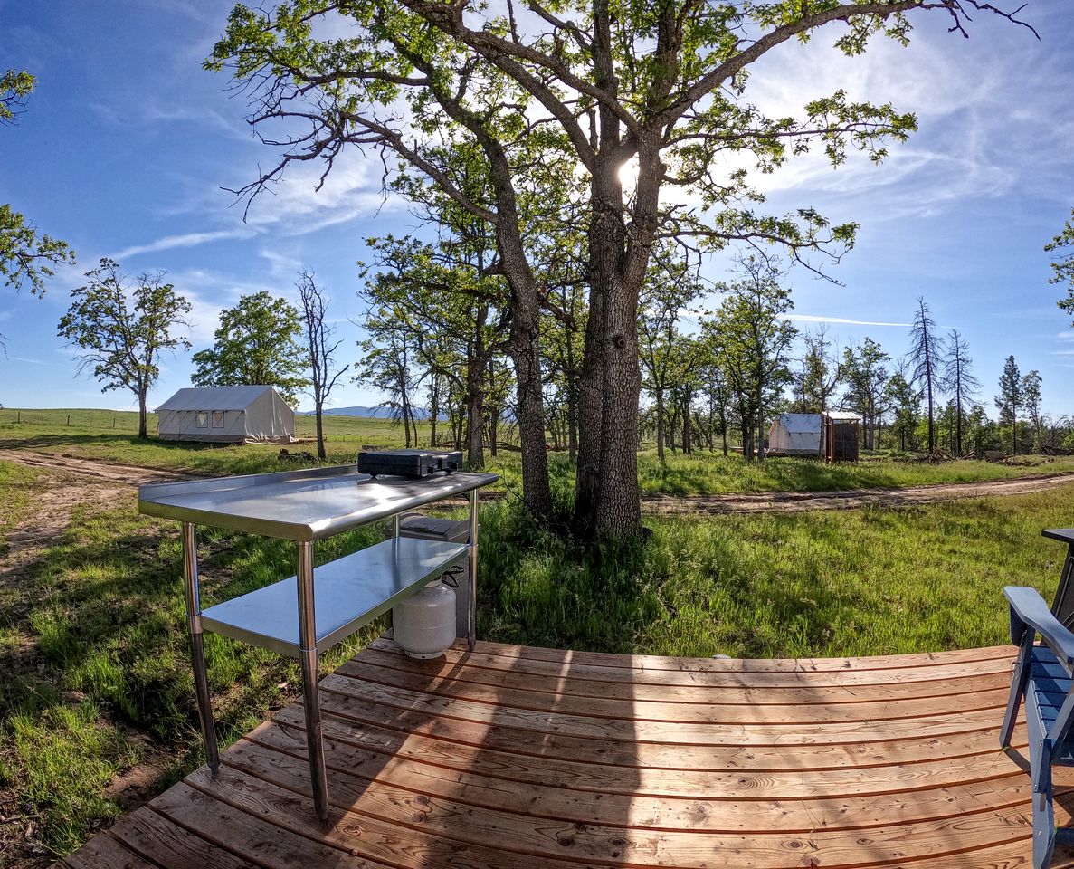 Spacious Tented Cabins Perfect for Couples in Dufur, Oregon
