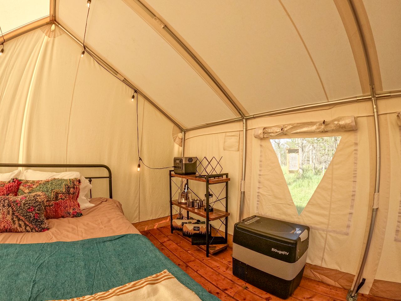 Spacious Tented Cabins Perfect for Couples in Dufur, Oregon