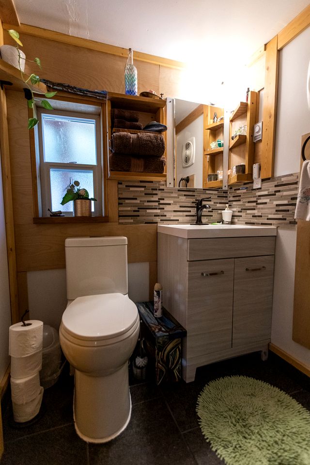 Cozy Tiny House Perfect to Disconnect in Madeira Park, British Columbia