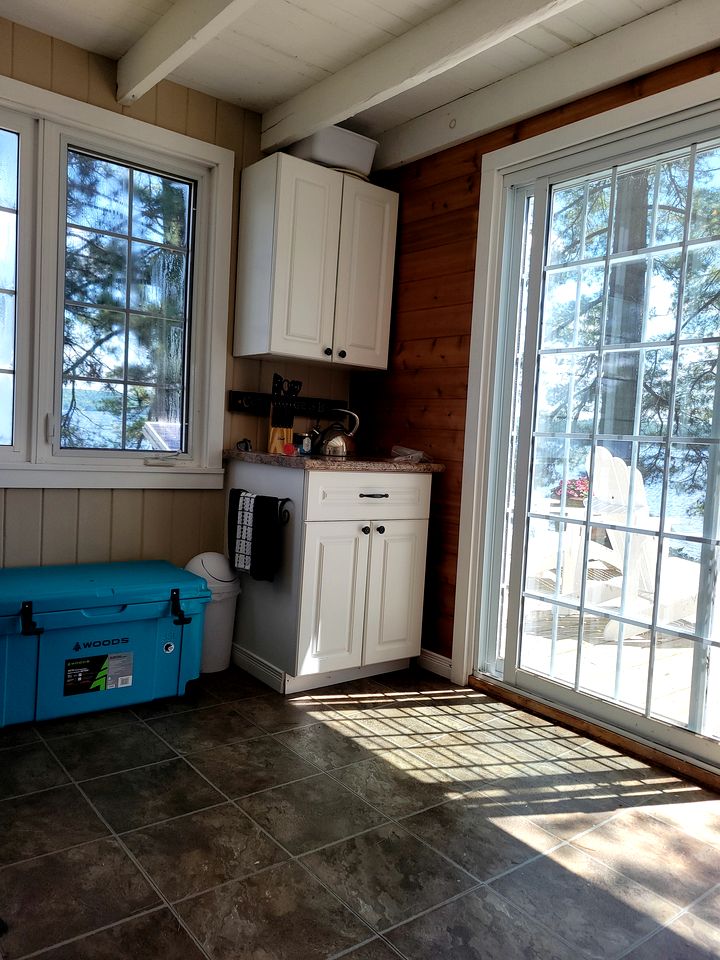 Beautiful Lake Tiny House with Amazing Views and Private Dock in Huntsville, Canada