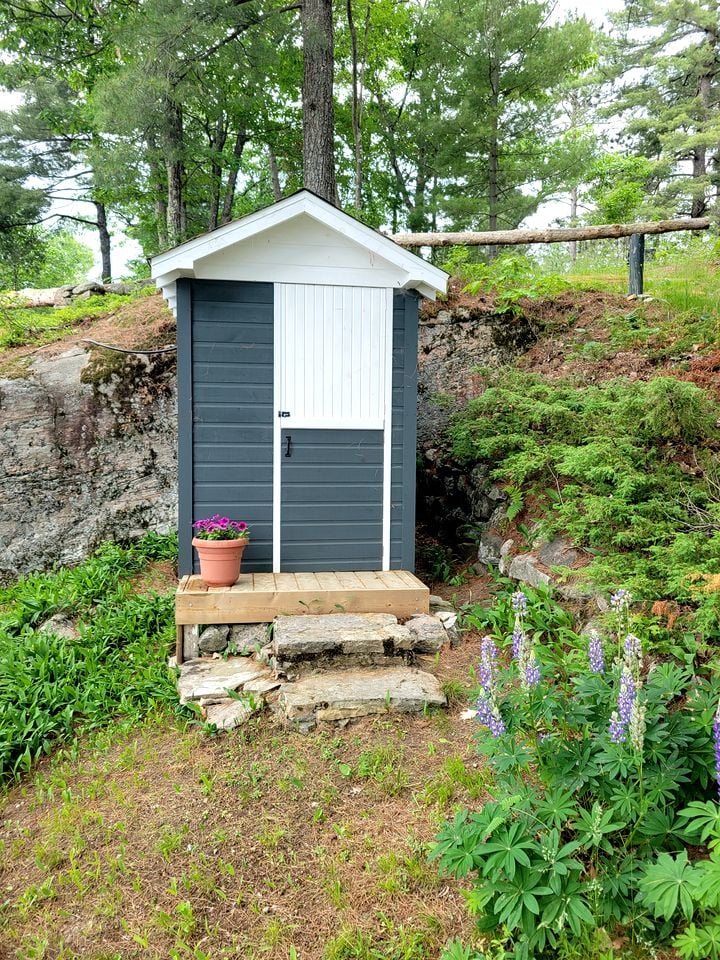 Beautiful Lake Tiny House with Amazing Views and Private Dock in Huntsville, Canada