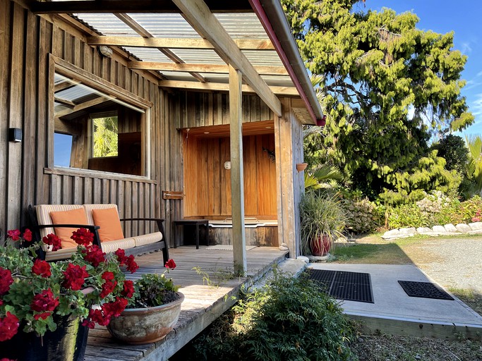 Cabins (New Zealand, Punakaiki, South Island)