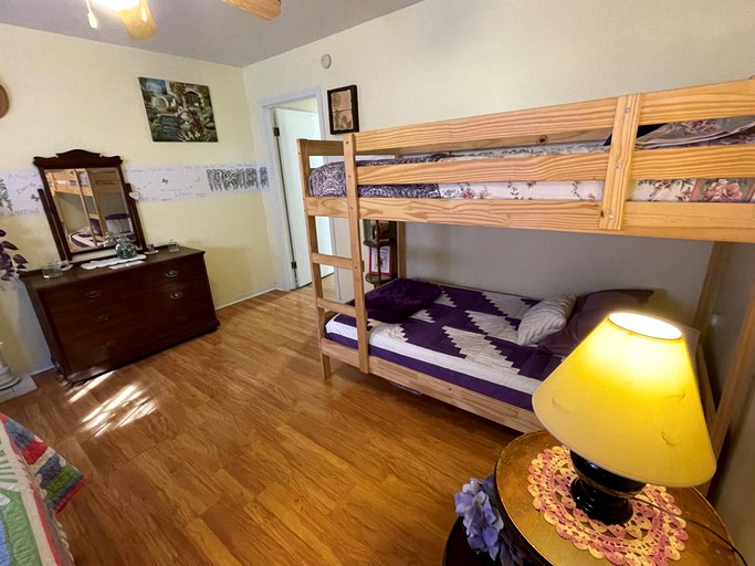 Creekside Camp & Cabins PetFriendly The Grand View House, Vacation