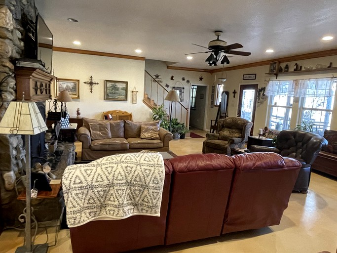 Creekside Camp & Cabins PetFriendly The Grand View House, Vacation