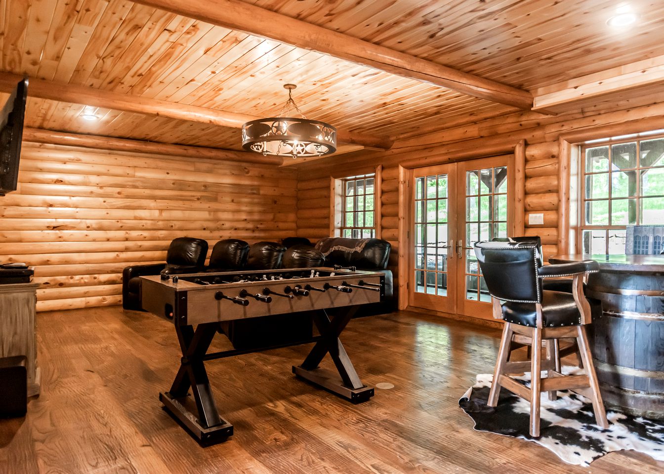 Luxurious Log Cabin Rental for Groups with Private Lake near Dallas, Texas