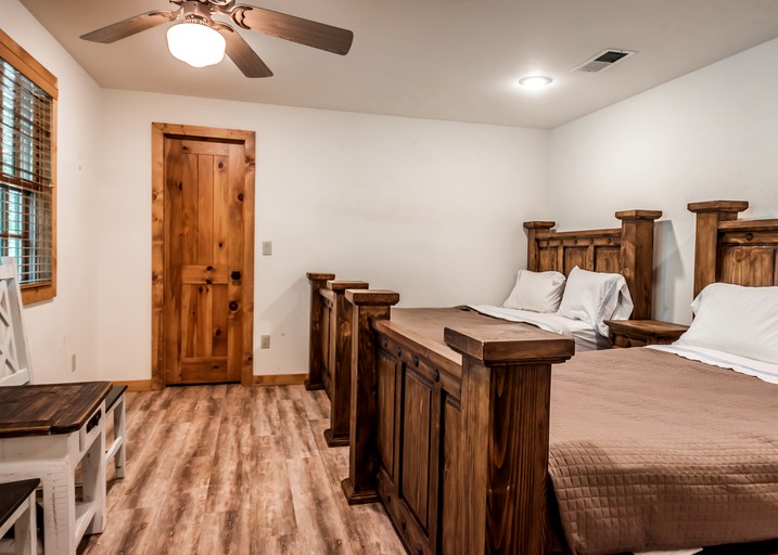 Cabins (Eustace, Texas, United States)