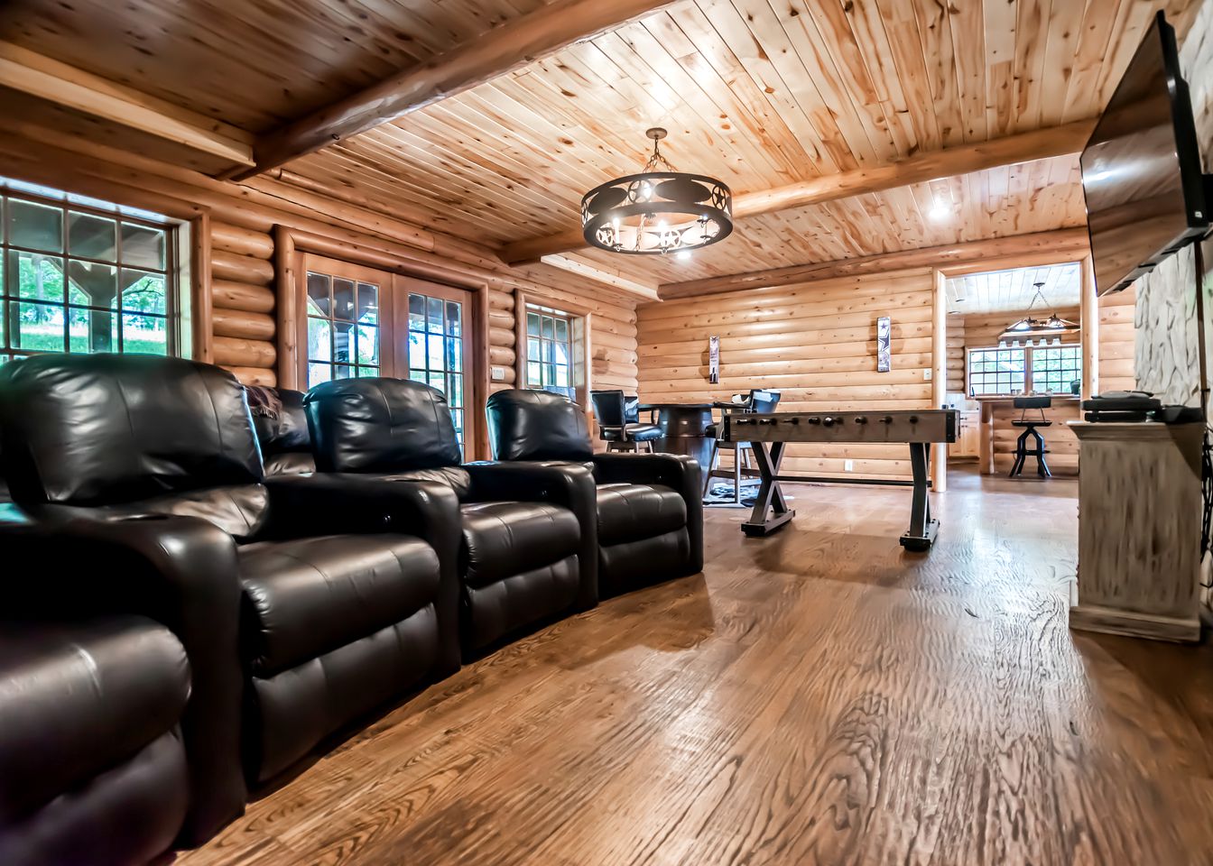 Luxurious Log Cabin Rental for Groups with Private Lake near Dallas, Texas