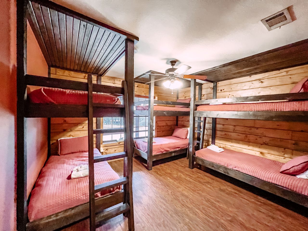 Cozy Lakeside Cabin Rental on 700-Acre Ranch near Dallas, Texas