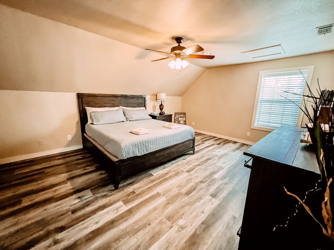 Cozy Lakeside Cabin Rental on 700-Acre Ranch near Dallas, Texas