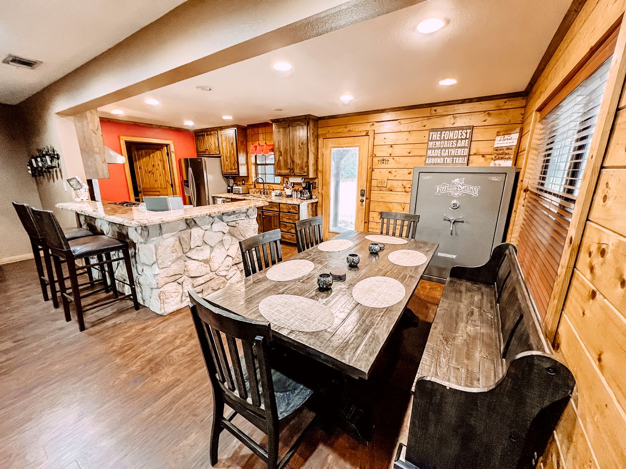 Cozy Lakeside Cabin Rental on 700-Acre Ranch near Dallas, Texas