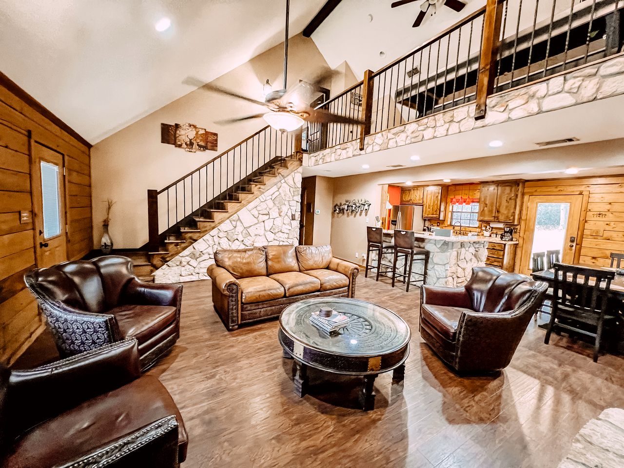 Cozy Lakeside Cabin Rental on 700-Acre Ranch near Dallas, Texas