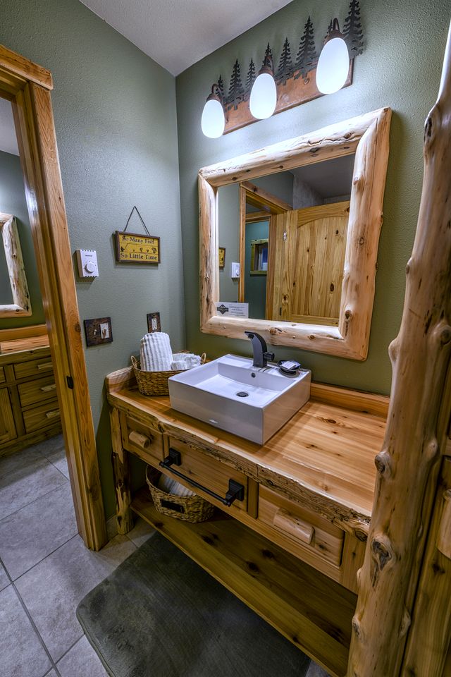 Luxury Lakeside Bungalow Cabin Rentals near Lake Summit in Anchorage, Alaska