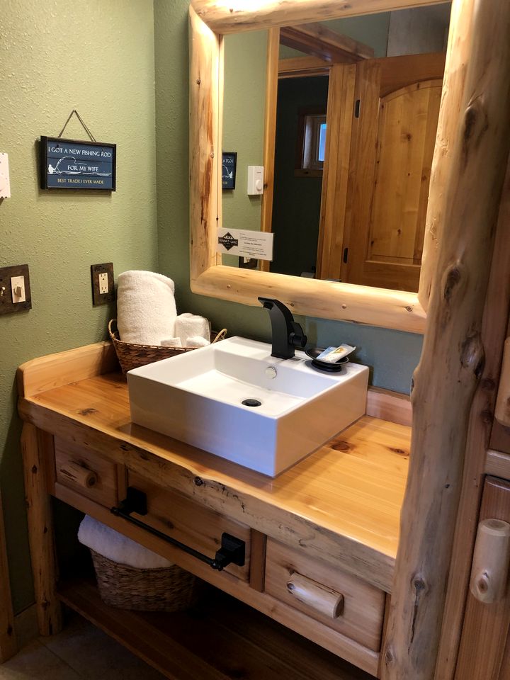 Luxury Lakeside Bungalow Cabin Rentals near Lake Summit in Anchorage, Alaska