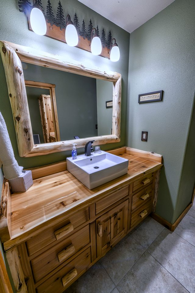 Luxury Lakeside Bungalow Cabin Rentals near Lake Summit in Anchorage, Alaska