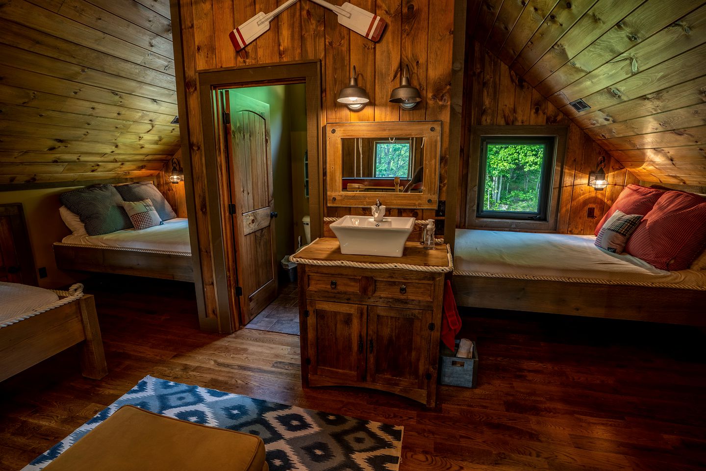 Cozy Cabin-real log cabin stay experience. Loft bed, woodsy decor, near to  town - West Union