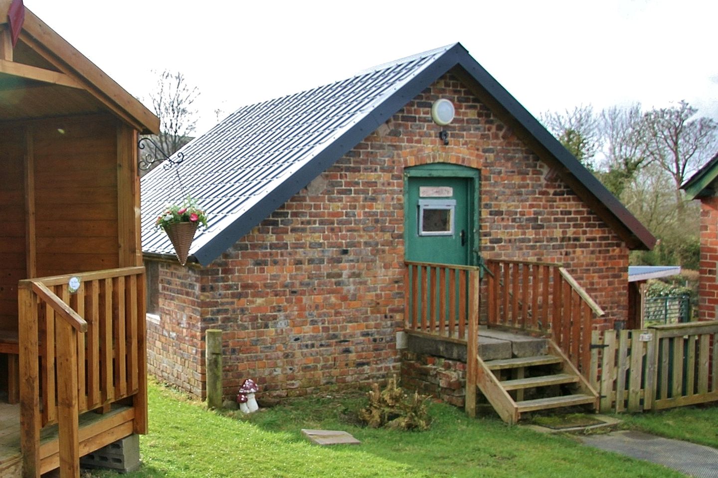 Cozy Glamping Rental Ideal for a Group Getaway in North Shropshire, England