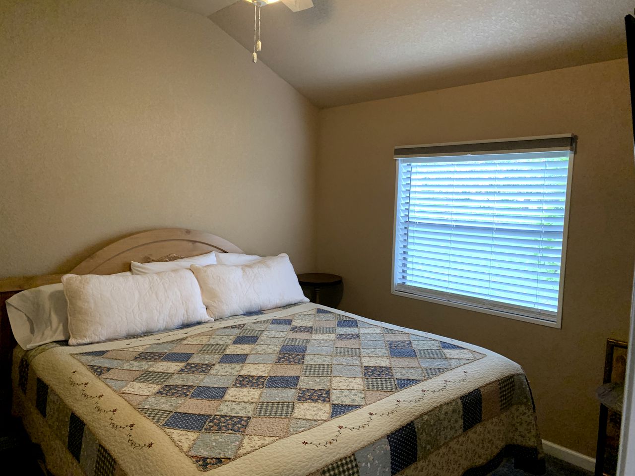 Comfortable Cabin Rental with Wi-Fi near the Great Smoky Mountains, North Carolina