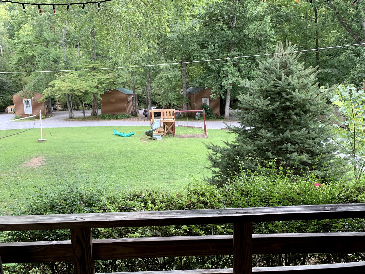 Comfortable Cabin Rental with Wi-Fi near the Great Smoky Mountains, North Carolina