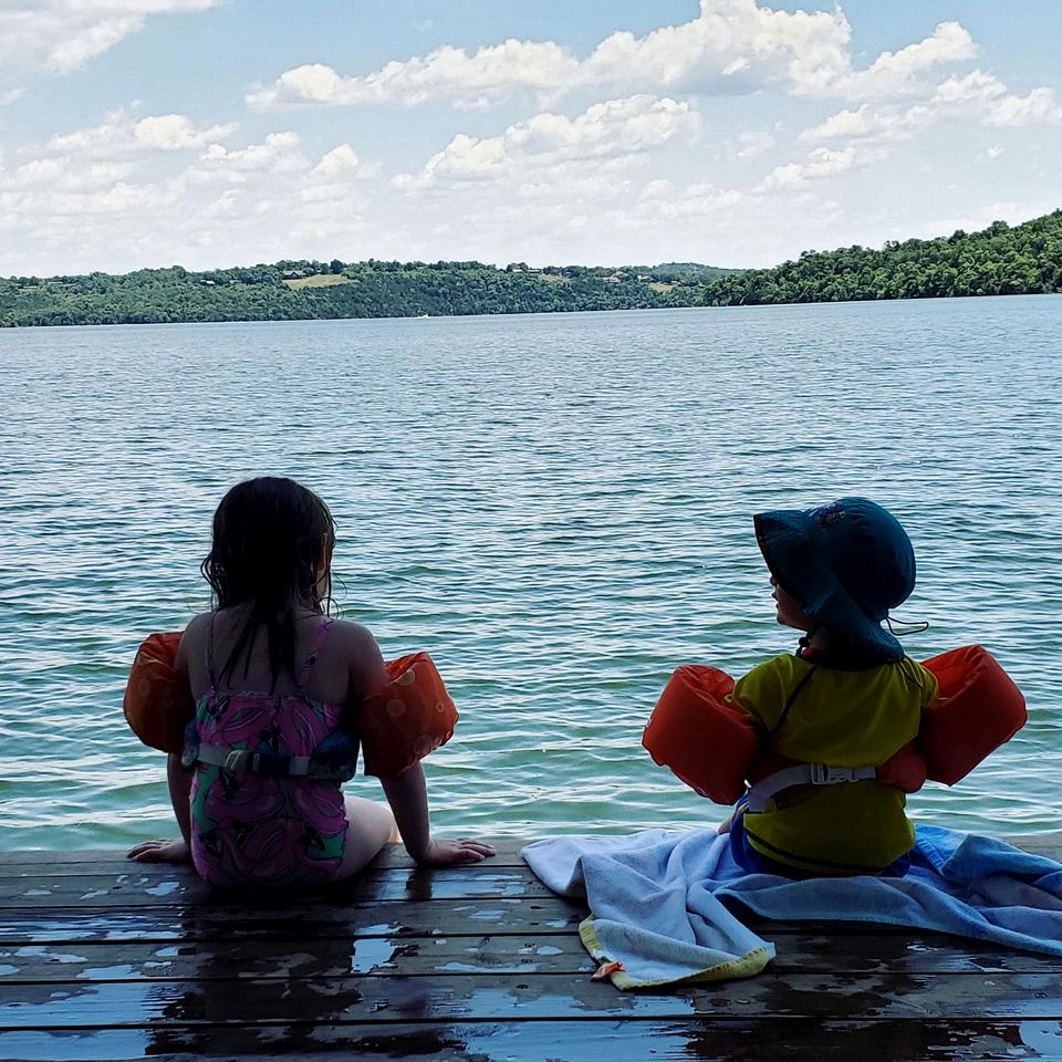 Cozy Lakefront Vacation Cabin Rental for Families near Mountain Home, Arkansas