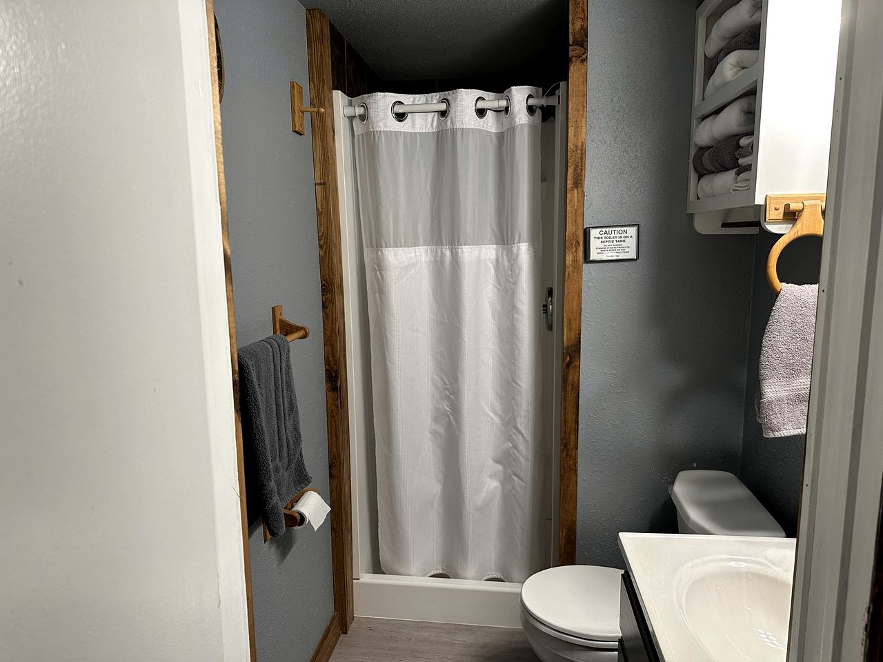 Cozy Lakefront Vacation Cabin Rental for Families near Mountain Home, Arkansas