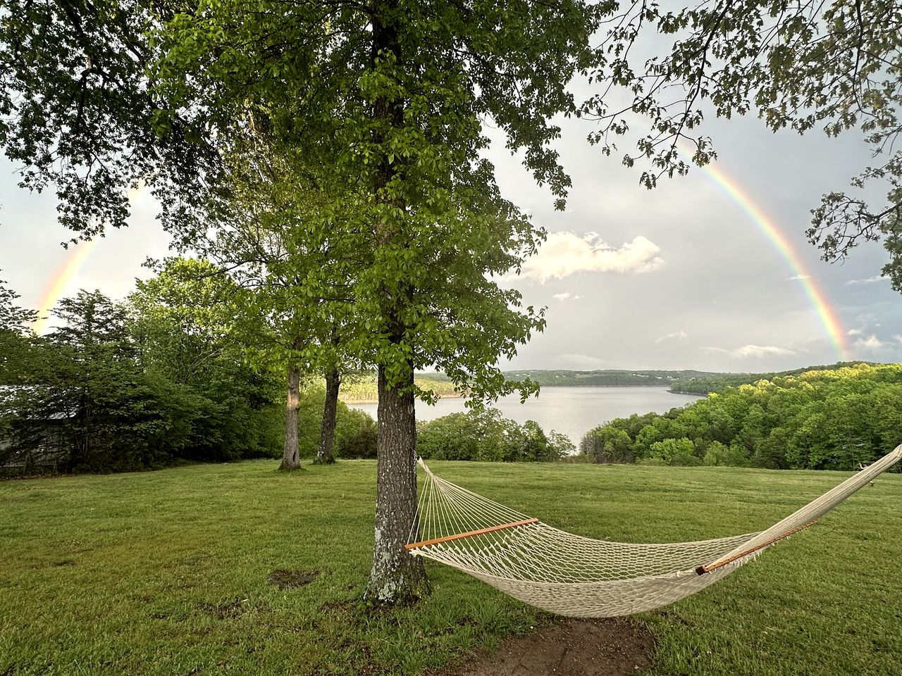Cozy Lakefront Vacation Cabin Rental for Families near Mountain Home, Arkansas