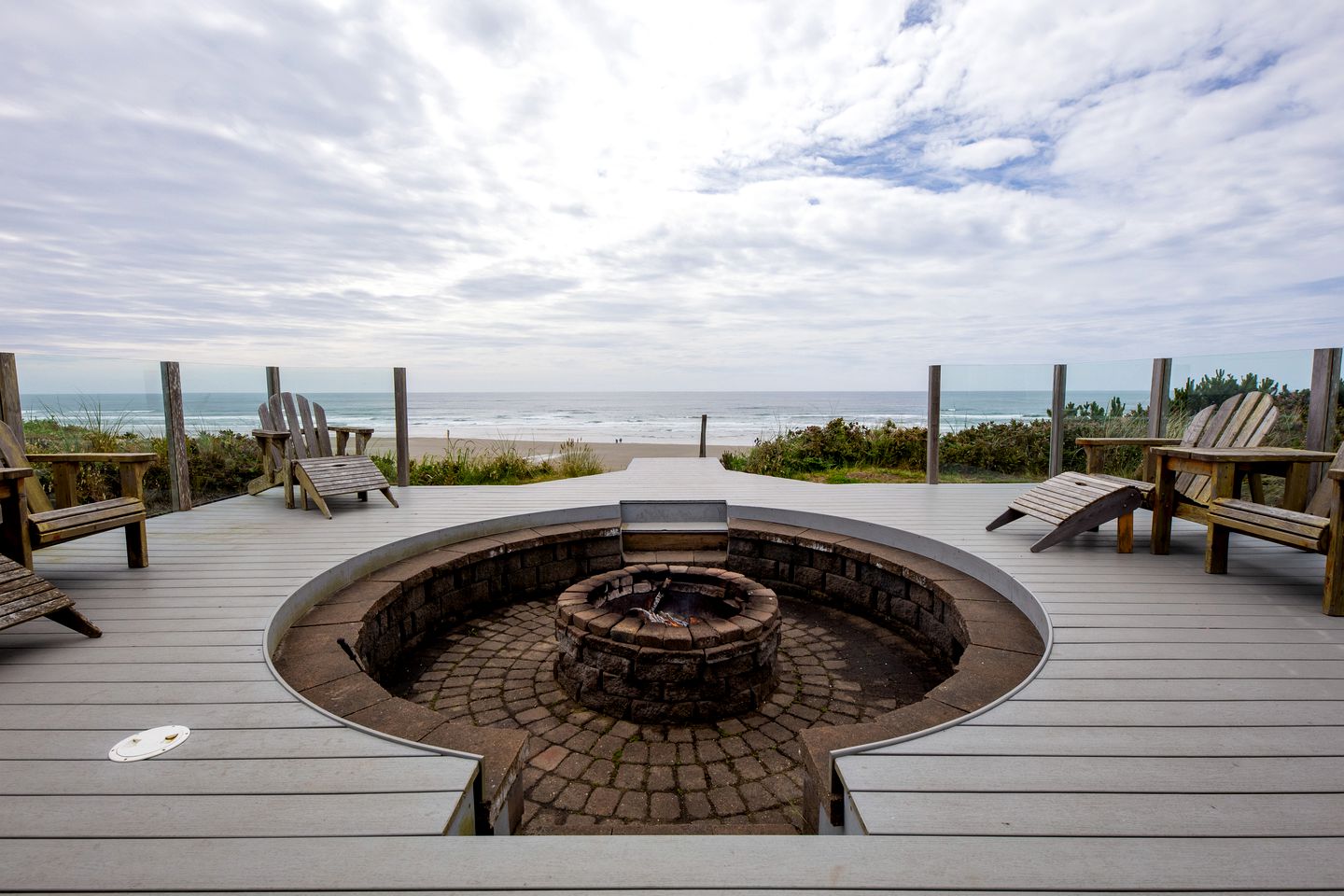 Oceanfront Cabin with Two Outdoor Soaking Tubs in the Heart of Newport, Oregon