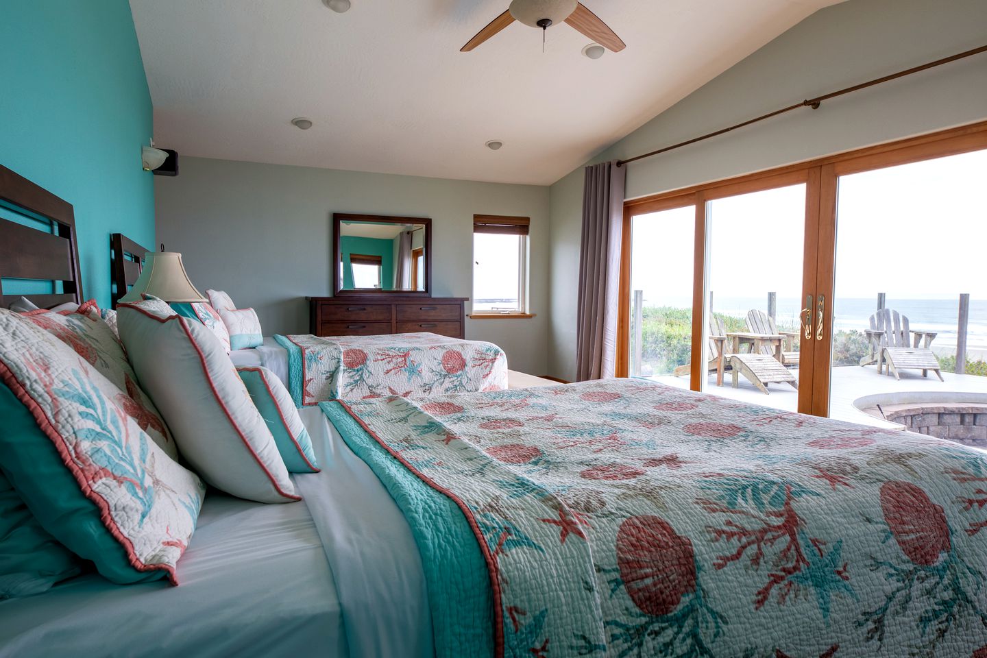 Oceanfront Cabin with Two Outdoor Soaking Tubs in the Heart of Newport, Oregon