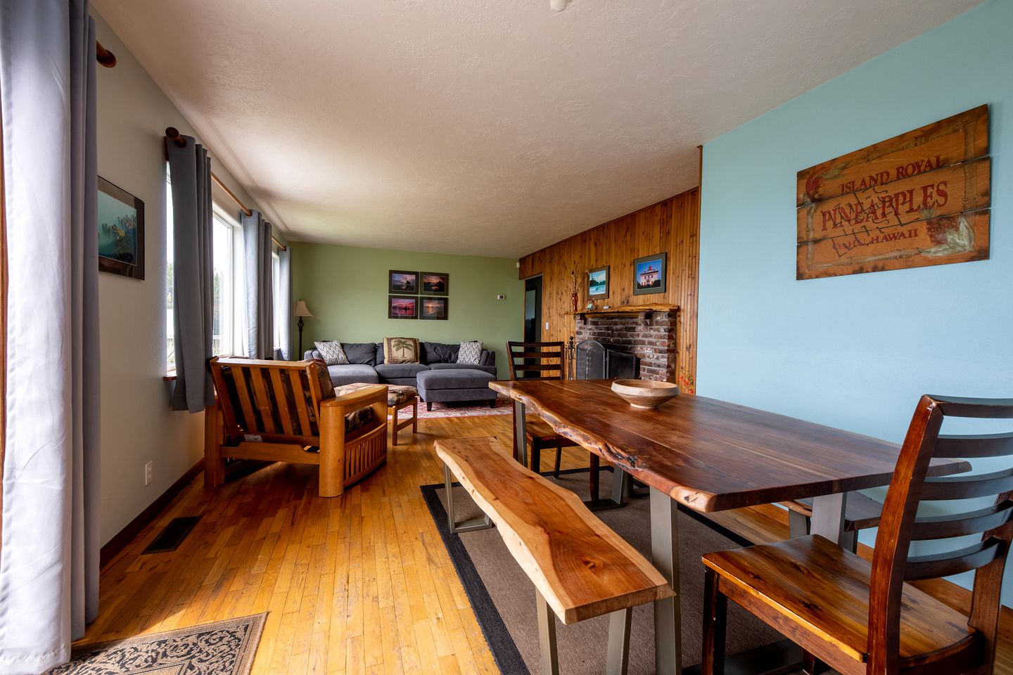 Oceanfront Cabin with Two Outdoor Soaking Tubs in the Heart of Newport, Oregon