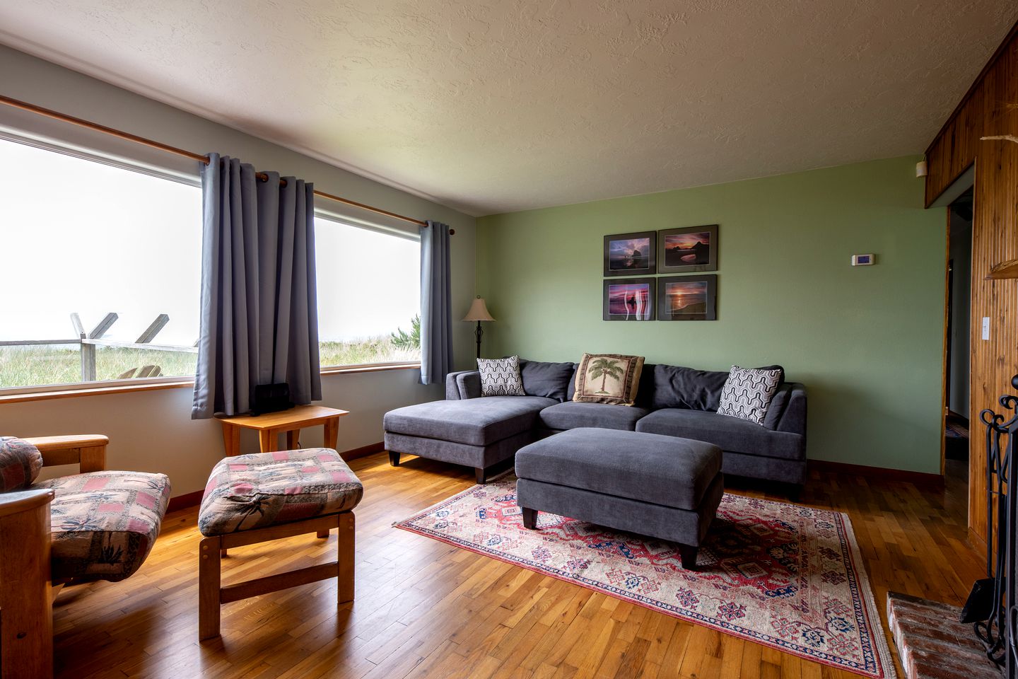 Oceanfront Cabin with Two Outdoor Soaking Tubs in the Heart of Newport, Oregon