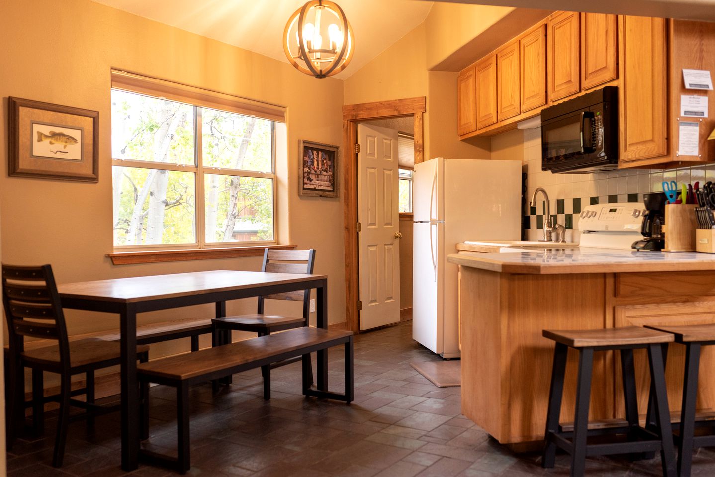 Beautiful Secluded Cabin with a Hot Tub near Monarch Mountain in Colorado