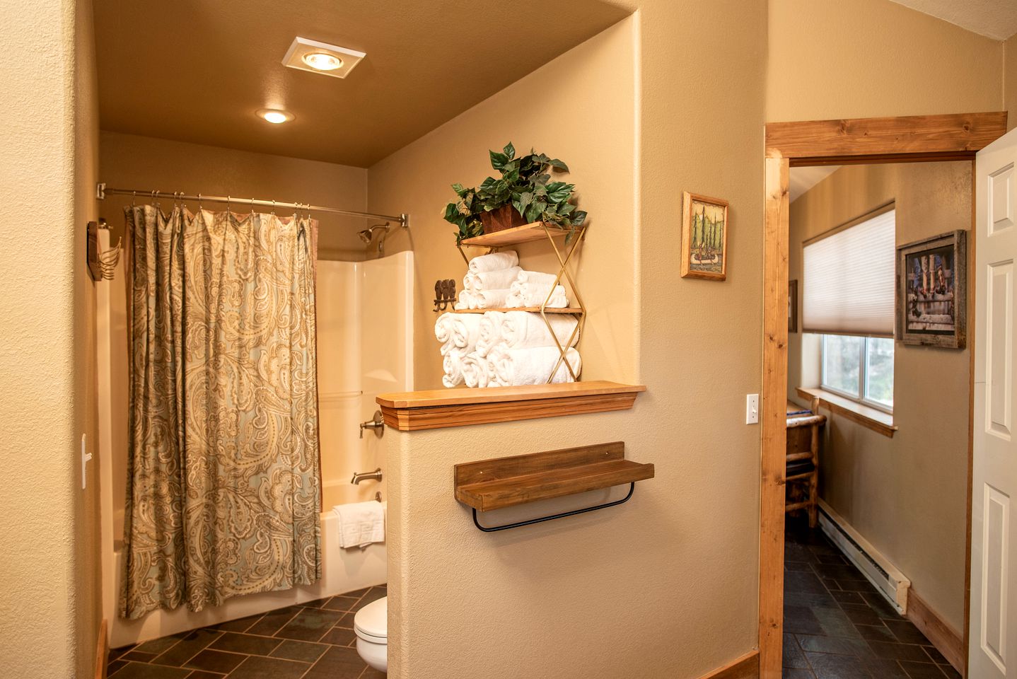 Beautiful Secluded Cabin with a Hot Tub near Monarch Mountain in Colorado