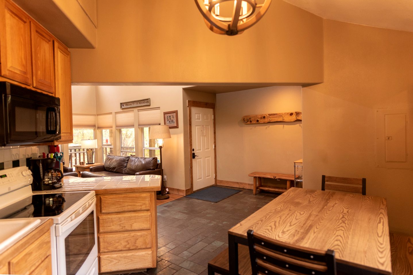 Beautiful Secluded Cabin with a Hot Tub near Monarch Mountain in Colorado