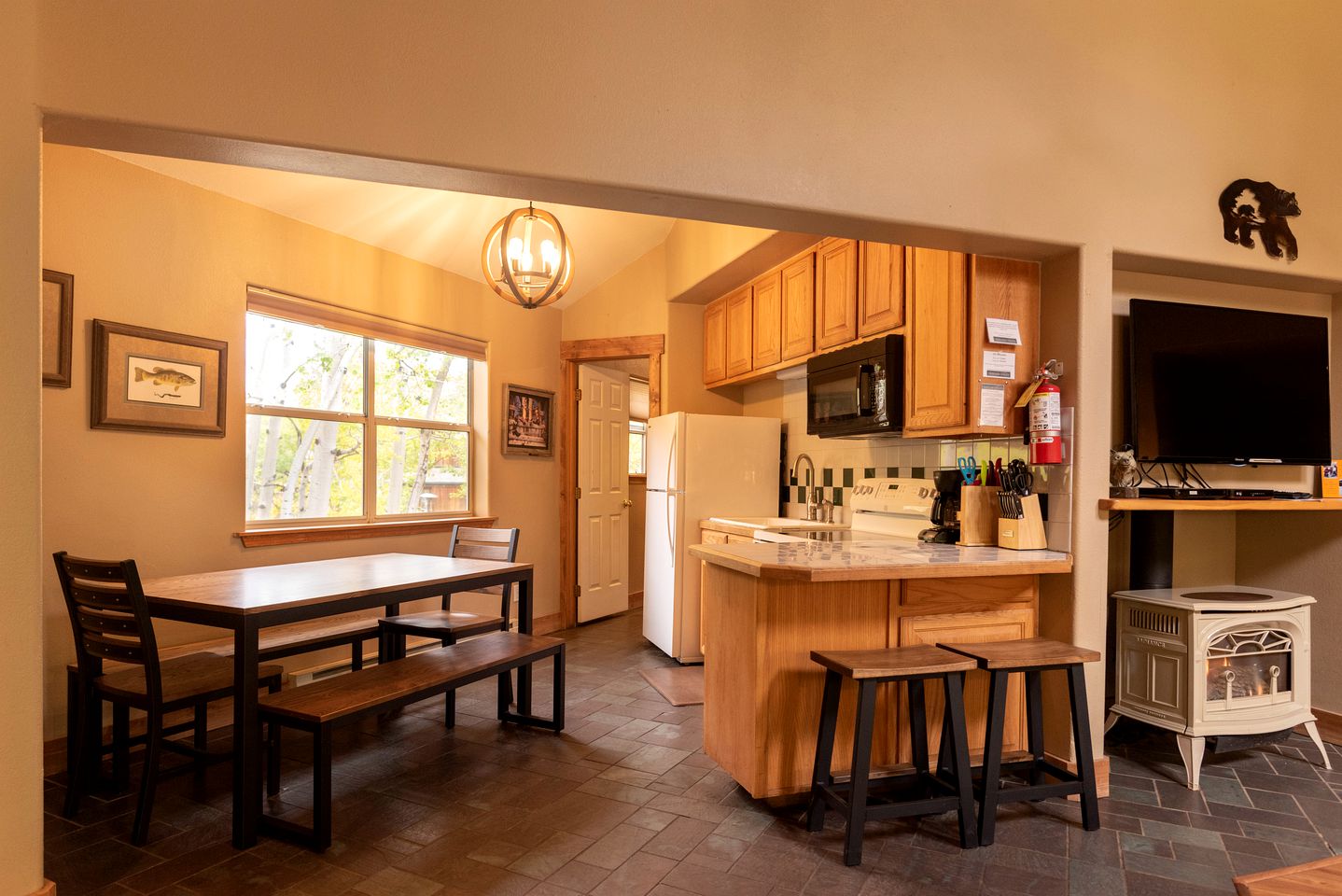 Beautiful Secluded Cabin with a Hot Tub near Monarch Mountain in Colorado