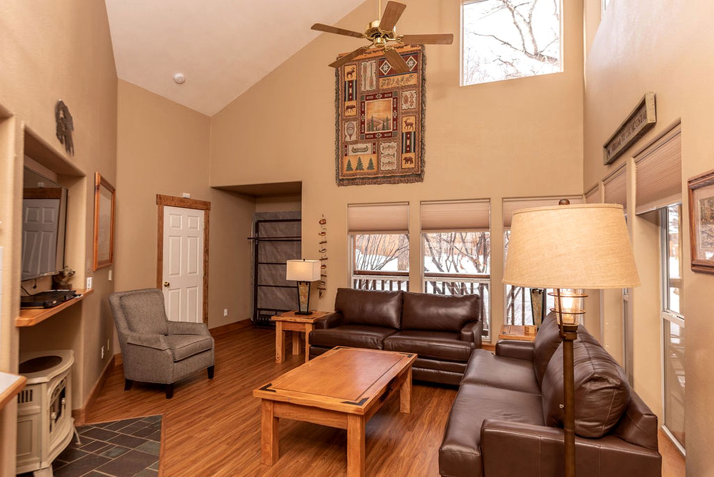 Beautiful Secluded Cabin with a Hot Tub near Monarch Mountain in Colorado