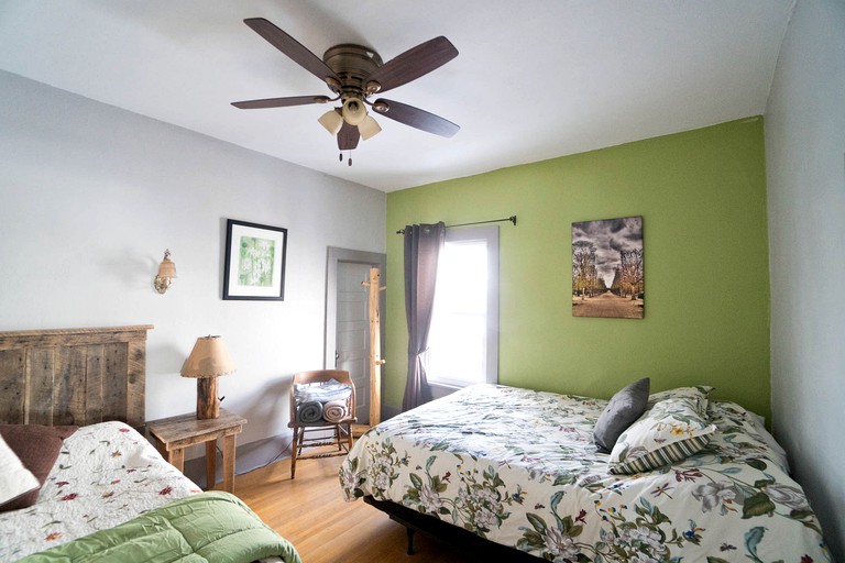 Log Cabins (Gardiner, Montana, United States of America)