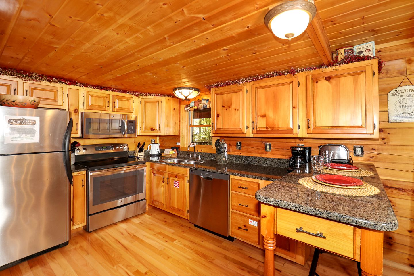 Elegant Log Cabin Rental with Outdoor Hot Tub in Sevierville, Tennessee