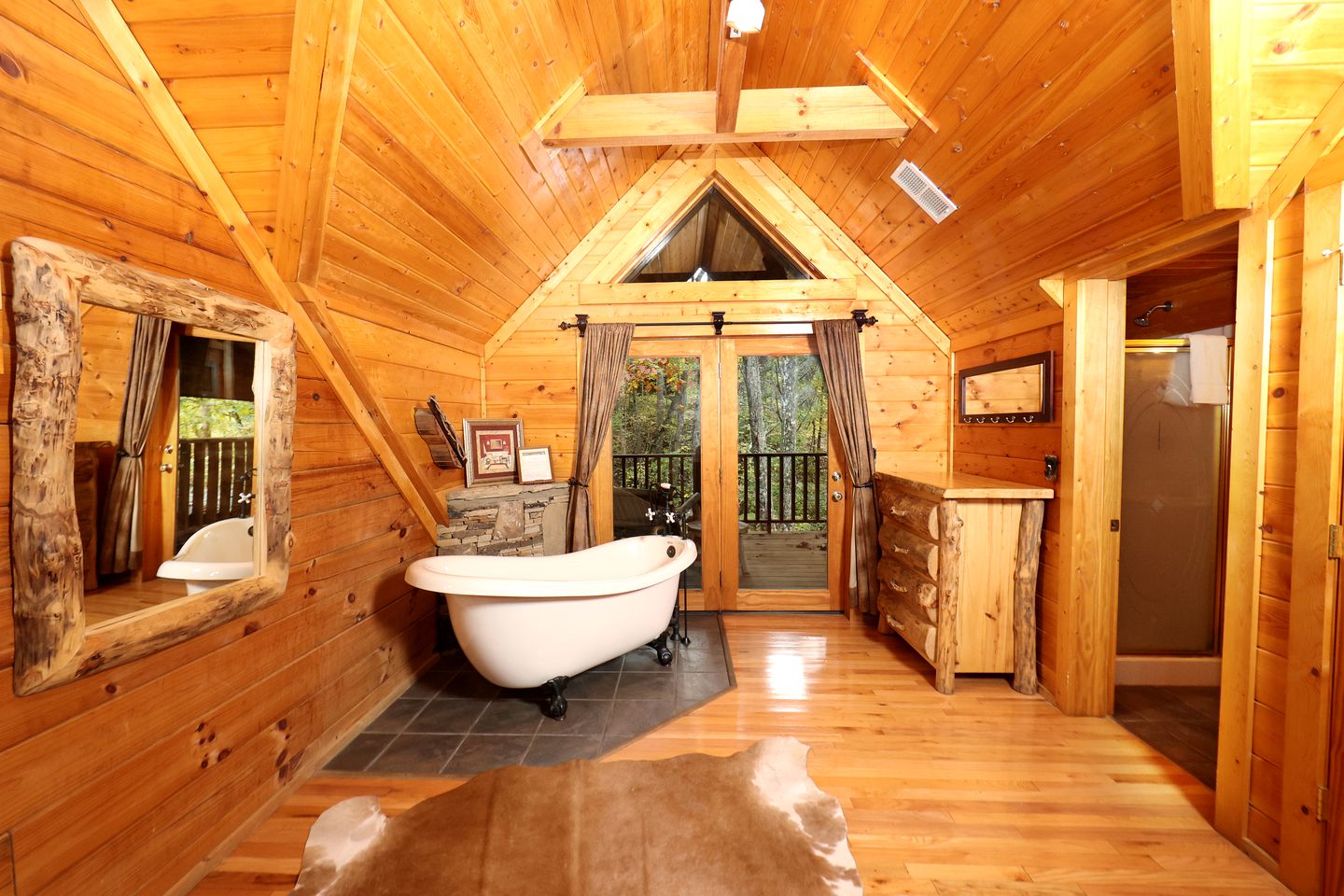 Elegant Log Cabin Rental with Outdoor Hot Tub in Sevierville, Tennessee