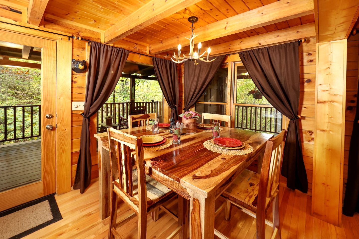 Elegant Log Cabin Rental with Outdoor Hot Tub in Sevierville, Tennessee