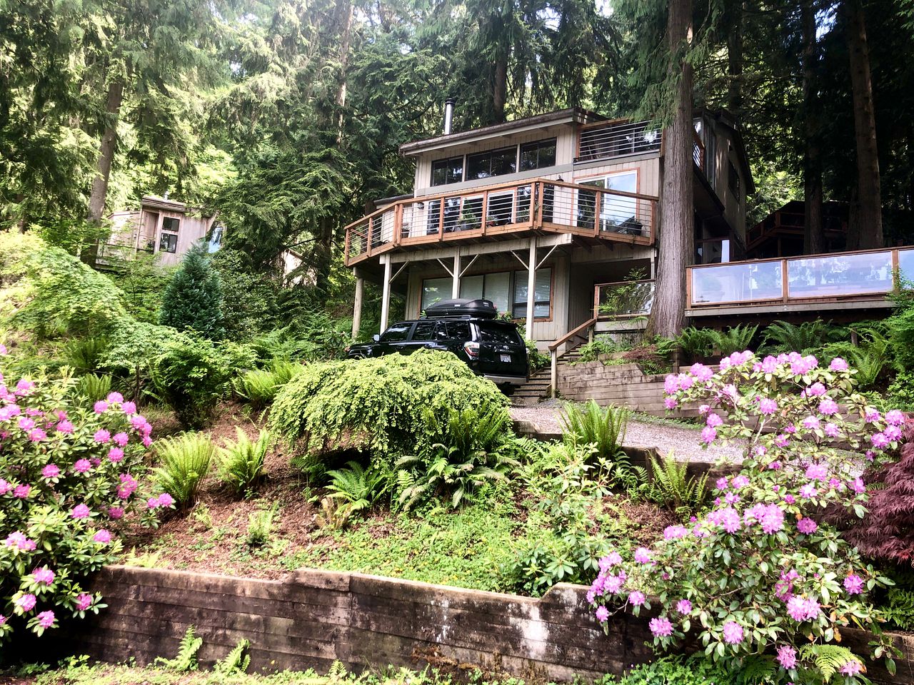 Stylish Lake Cabin with a Sauna and Hot Tub in Bellingham, Washington