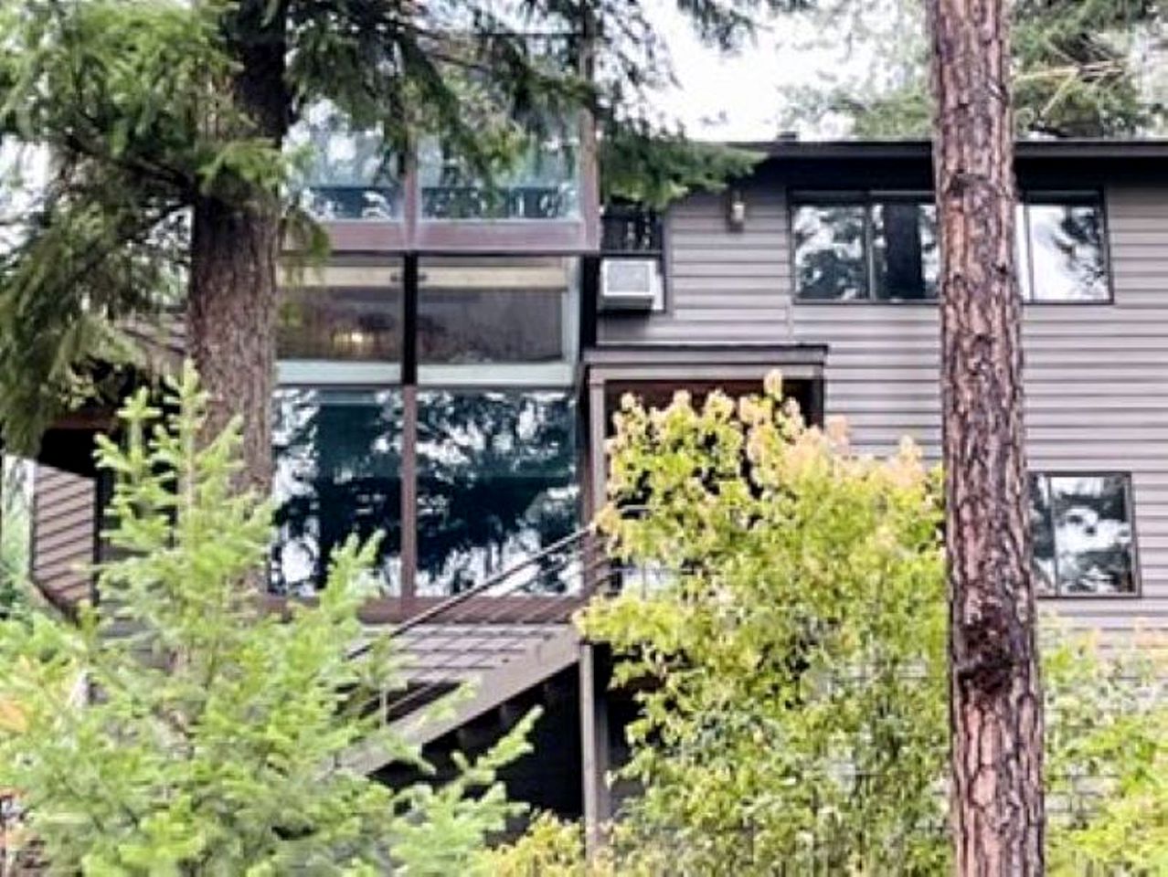 Cozy Lake View Woodland Cabin Rental in Coeur d'Alene, Idaho