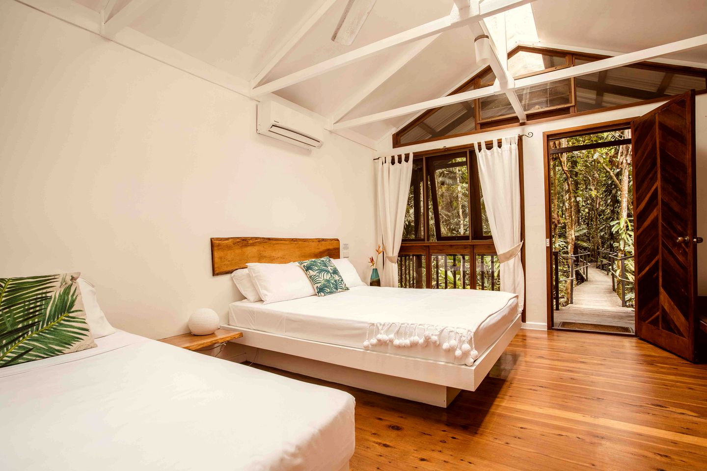 Tropical Luxury Tree House near the Beach in the Daintree Rainforest of Australia