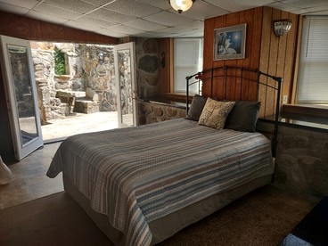 Tranquil Stone Cottage Behind Castle Walls in the Ozarks photo 4