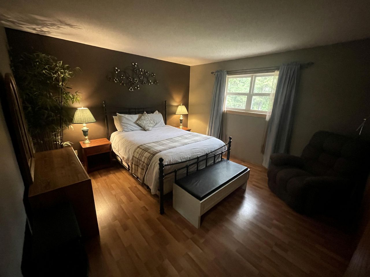 Spacious Pet-Friendly Vacation Rental for Upto 10, with Hot Tub in Golden, British Columbia