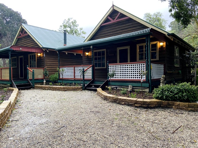 Cottages (Australia, Trawool, Victoria)