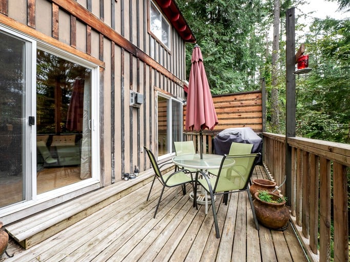 Cabins (Sechelt, British Columbia, Canada)