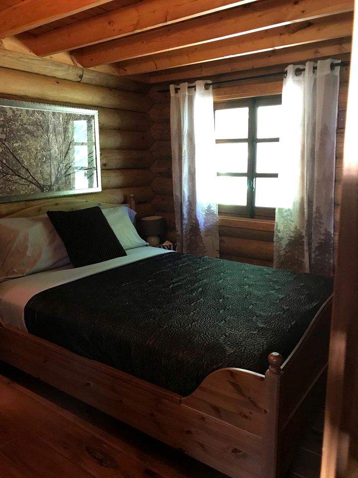 Waterfront Family Log Cabin Rental between Ottawa, Ontario and Montreal, Québec