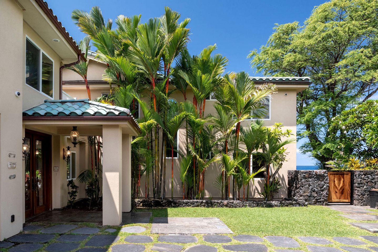 Spacious Deluxe Oceanfront Cottage near Kailua, Hawaii