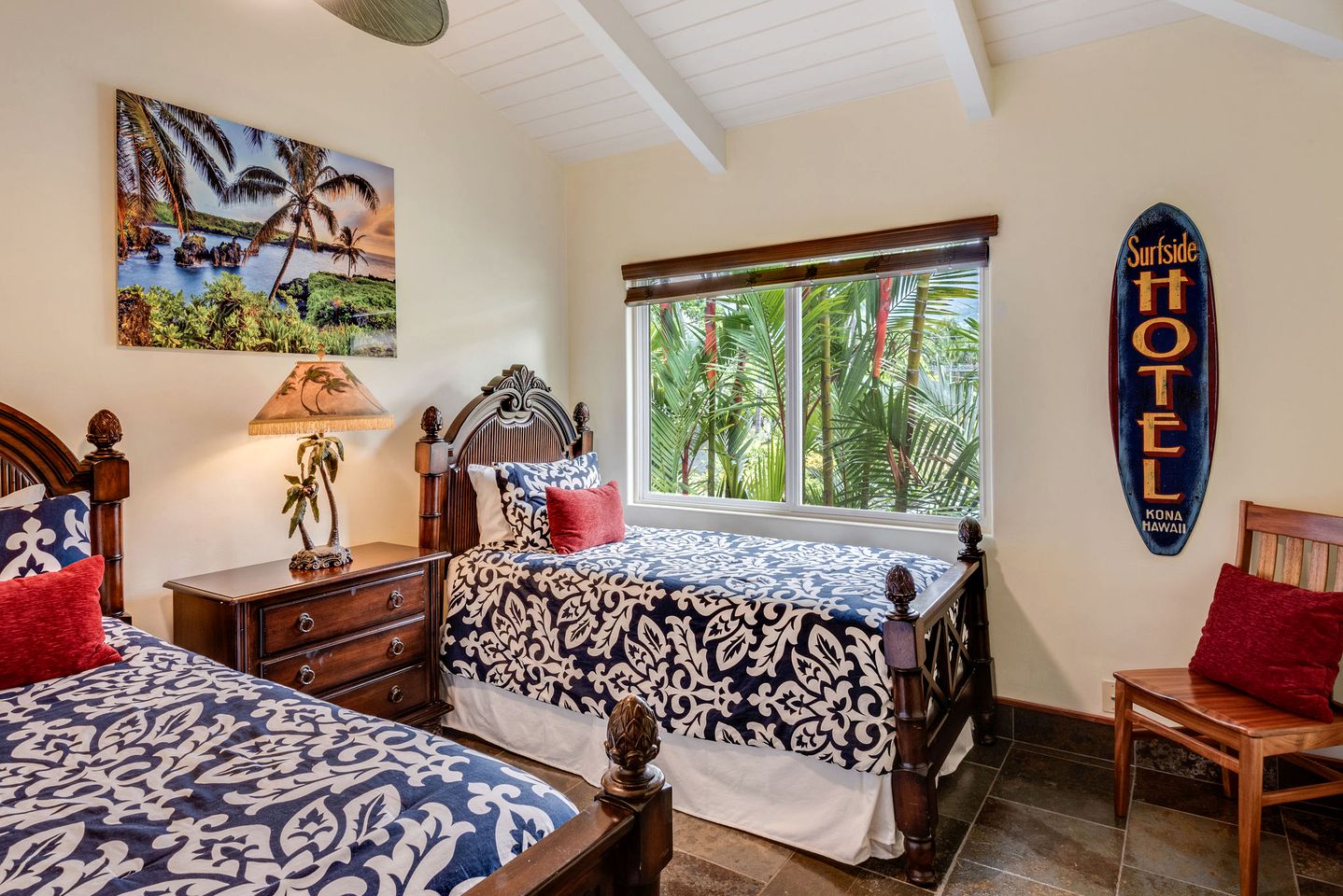 Spacious Deluxe Oceanfront Cottage near Kailua, Hawaii